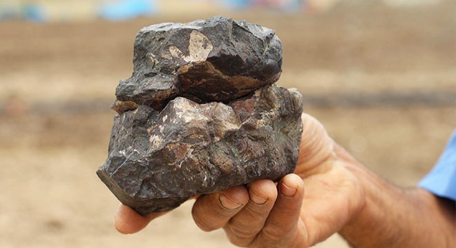 Tarlada bulduğu 'meteor' sandığı taşın incelenmesini istiyor