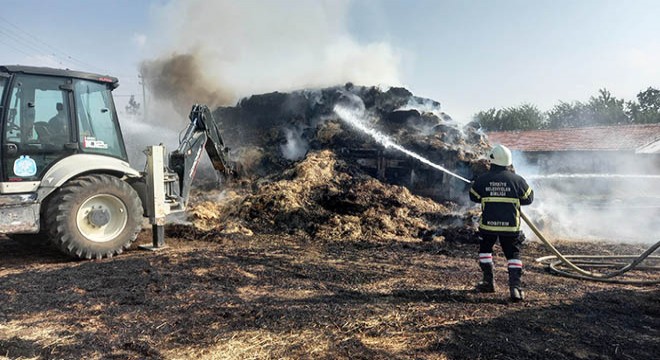 Tarlada saman balyası yüklenen kamyon yandı