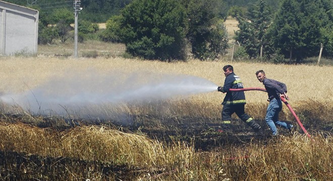 Tarlada başlayan yangını sanayi esnafı söndürdü