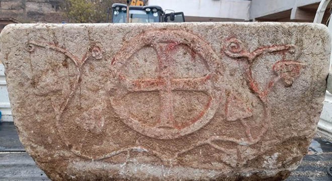 Tarlada bulunan taş vaftiz teknesinin sırrı çözüldü