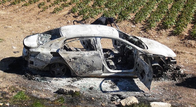 Tarlada yanmış otomobil, çevresinde boş tüfek kartuşları bulundu