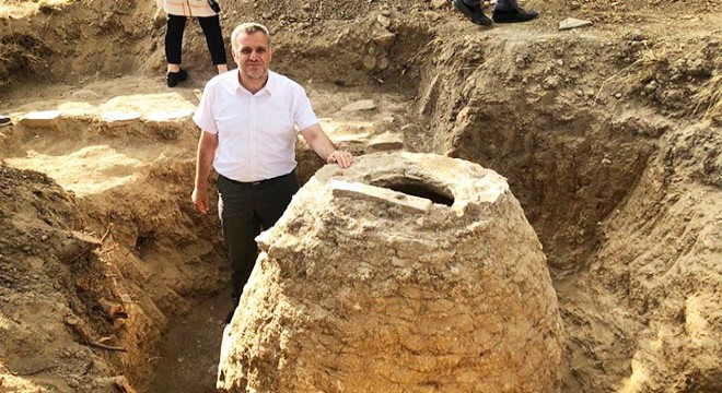 Tarlasını sürerken 200 yıllık tahıl ambarı buldu