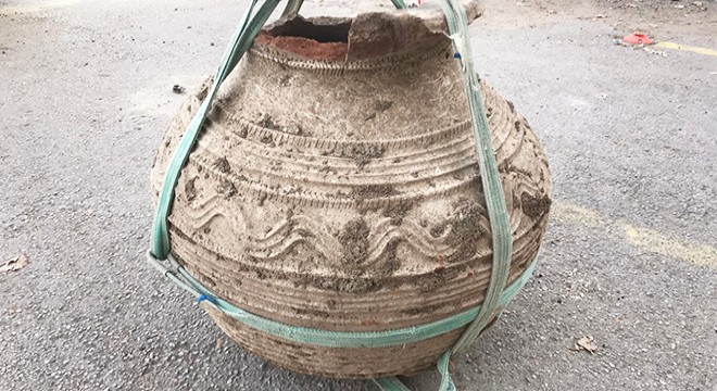 Tarlasını sürerken, bin yıllık pitos buldu