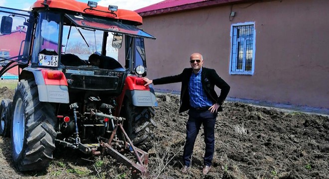 Tarlaya çevirdikleri okul bahçesinde ekim yaptılar