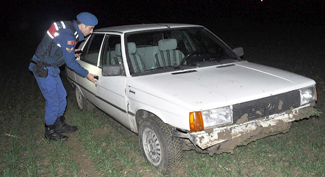 Tarlaya giren otomobilde 2 kişi yaralandı