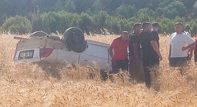 Tarlaya yuvarlanan otomobilin sürücüsü yaralandı