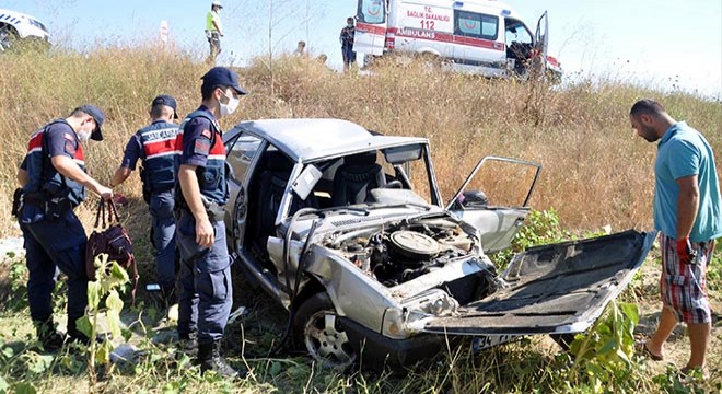 Tarlaya uçan otomobildeki çift yaralandı