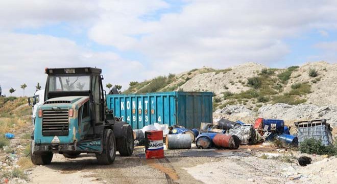 Tarlaya zehirli varil bırakan işletme faaliyetten menedildi