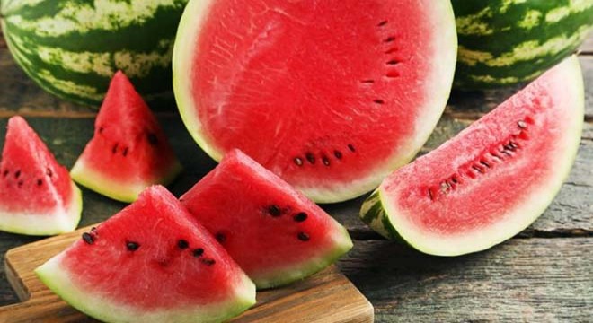 Tarsus'ta, açık alanda karpuz hasadı