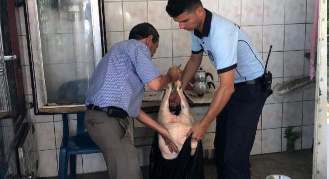 Tarsus’ta patates mühürlü 113 kilo kaçak et ele geçirildi
