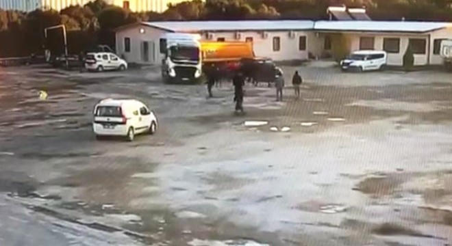 Tartıştığı mesai arkadaşlarının üzerine TIR sürdü