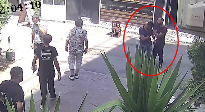 Tartıştığı arkadaşını bıçaklayıp, yarasına tampon yaptı