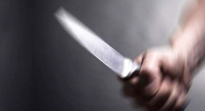 Tartıştığı eşini bıçaklayıp, kaçtı
