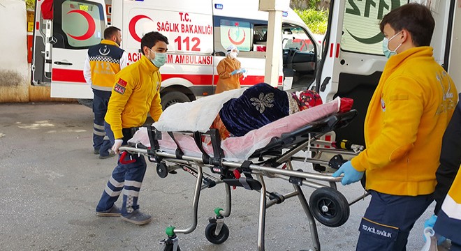 Tartıştığı eşini otomobilde bacağından bıçakladı
