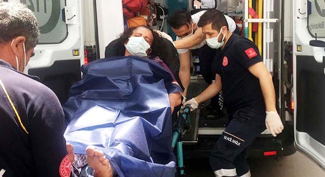 Tartıştığı eşini satırla ağır yaralayıp, kaçtı