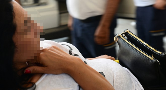 Tartıştığı hamile eşini otomobilden attı