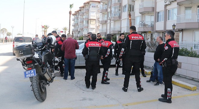 Tartıştığı komşusunu tabancayla yaralayan emekli polis, adliyede