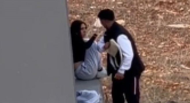 Tartıştığı kadını çantayla darbetti; o anlar kamerada