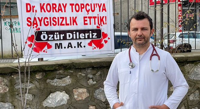 Tartıştıkları doktordan pankartla özür dilediler