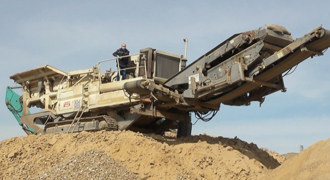 Taş kırma makinesinin haznesine düşen operatör öldü