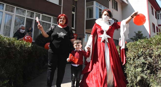 Tasarımcıdan 23 Nisan'a özel mini defile