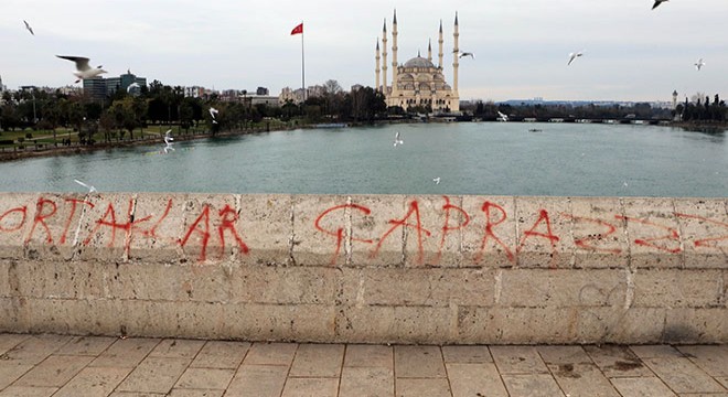 Taşköprü’ye sprey boyayla yazı yazanlara tepki
