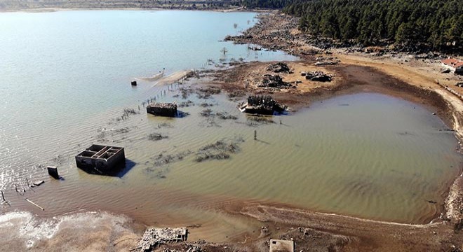 Taşlıyayla Göleti'nde sular çekildi, eski yapılar ortaya çıktı