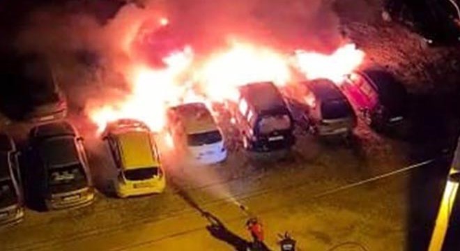 Tatil beldesindeki otoparkta çıkan yangında 12 araç kül oldu