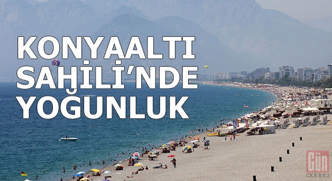 Tatilciler Konyaaltı Sahili'nde yoğunluk oluşturdu