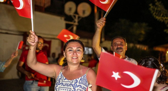 Tatilciler Zafer Bayramı'nı kutladı