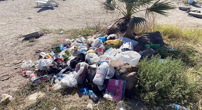 Tatilcilerden geriye plajlardaki çöpler kaldı