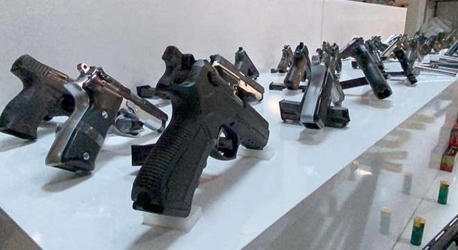 Tavuk kümesindeki gizli bölmeden silah çıktı