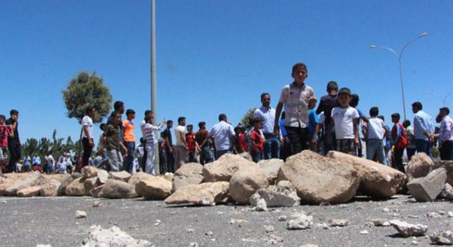 Taziye evi isteyen mahalleli yol kapattı