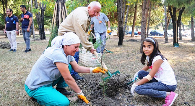 Tedavi gören çocuklar 100 fidan dikti