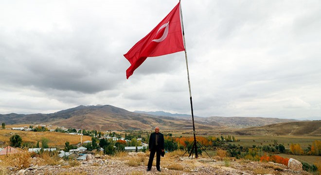 Tehditlere rağmen 35 yıldır Türk bayrağını dalgalandırıyor