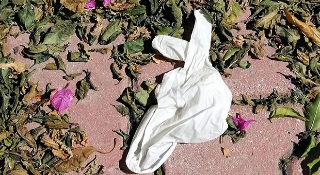 Tehlike sokakta: Maske ve eldivenler bilinçsizce atılıyor