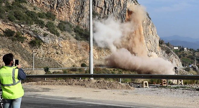 Tehlike oluşturan kayalar kontrollü patlatmayla kaldırılıyor