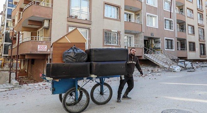 Tehlikeye rağmen hasarlı binalardaki eşyalarını alıyorlar