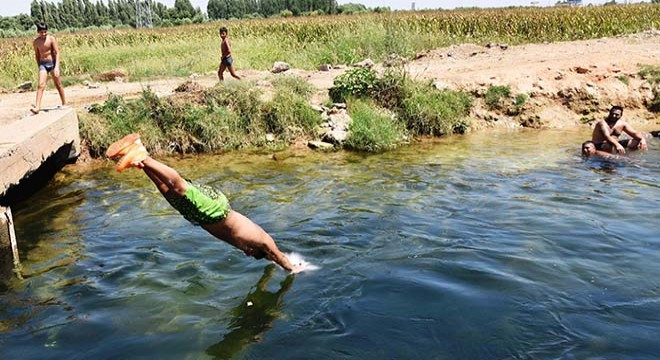 Tehlikeye rağmen girdikleri sulama kanalının temizlenmesini istediler