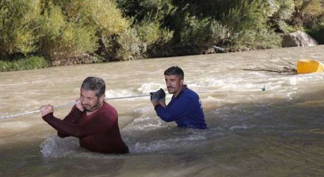 Tehlikeyi göze alıp, Zap Suyu'ndan odun topluyorlar