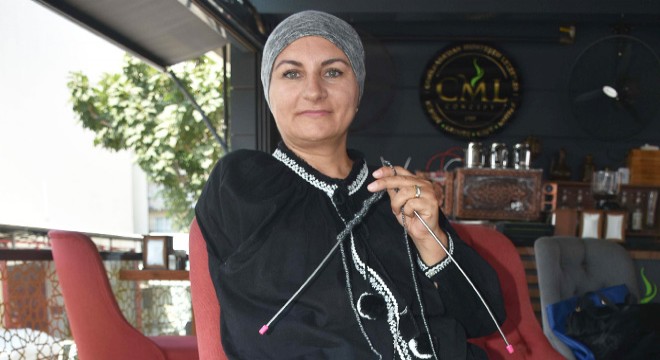 Tek eliyle doğudaki öğrencilere atkı ve bere örüyor