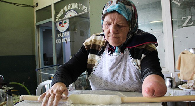 Tek eliyle yufka açıp, gözleme satarak geçimini sağlıyor