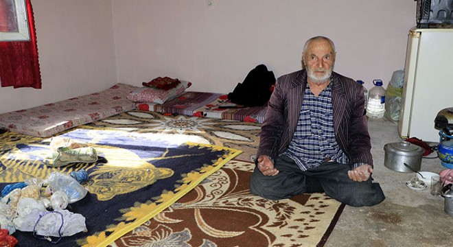 Tek gözlü evde 20 yıldır yalnız yaşıyor