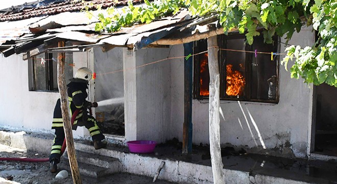 Tek katlı ev yangında kullanılamaz hale geldi