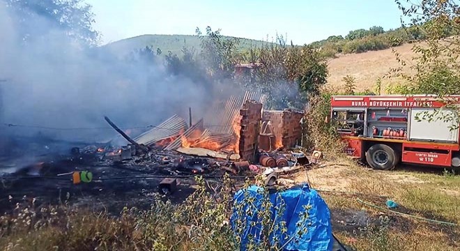 Tek katlı ev, yangında kullanılamaz hale geldi