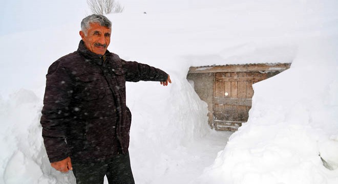Tek katlı evlerine kar tünellerinden girip çıkıyorlar