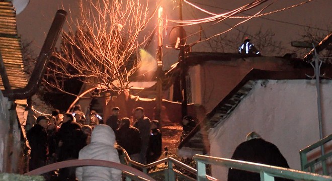 Tek katlı gecekondu alev alev yandı