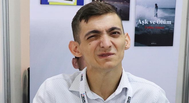 Tek parmağıyla 3 kitap yazdı