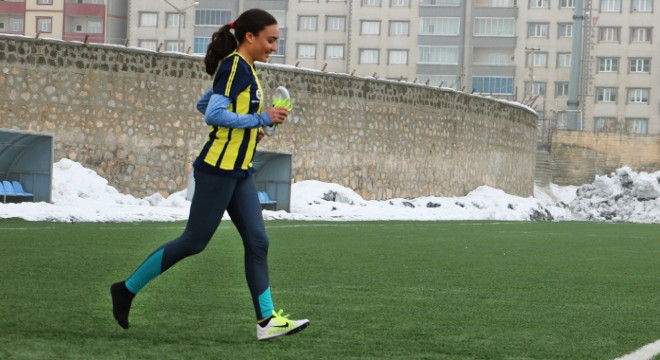 Tek ayakkabıyla 3 bin 500 metre koştu, altın madalya kazandı