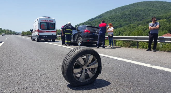 Tekerleği çıkan otomobil bariyerlere çarptı: 4 yaralı